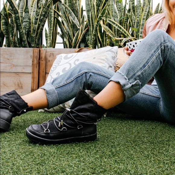 BLACK FUR LINED BOOTS- Shoe - Picture 2 of 2